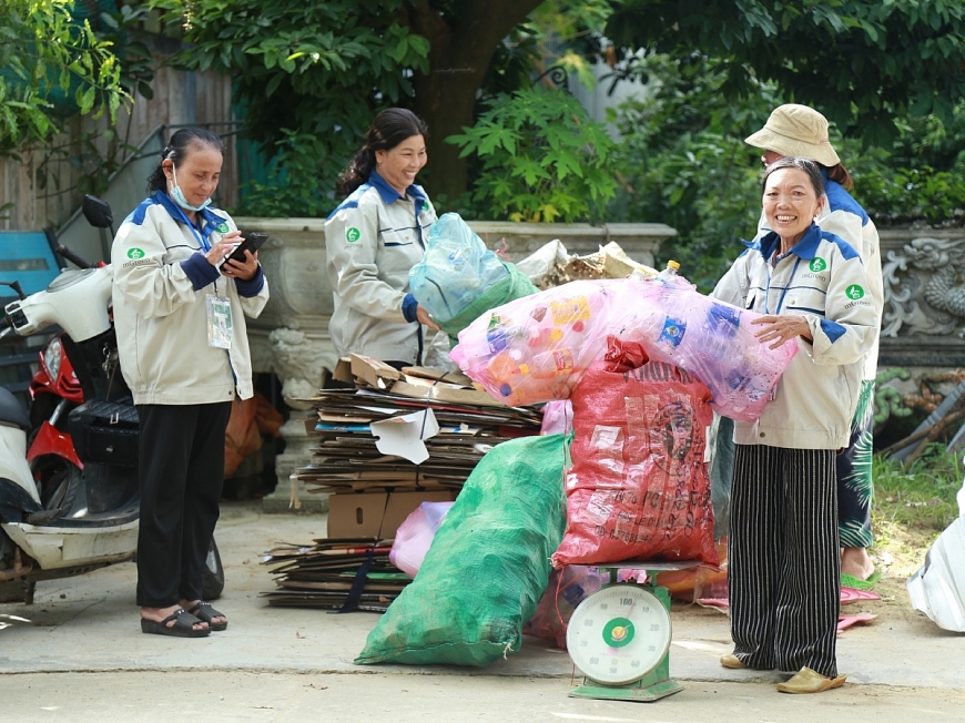 Người cao tuổi phường Phước Vĩnh tuyên truyền bảo vệ môi trường, giảm rác thải nhựa.