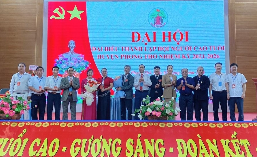 Ban Chấp hành Hội NCT huyện Phong Thổ nhiệm kỳ 2021-2026 ra mắt Đại hội