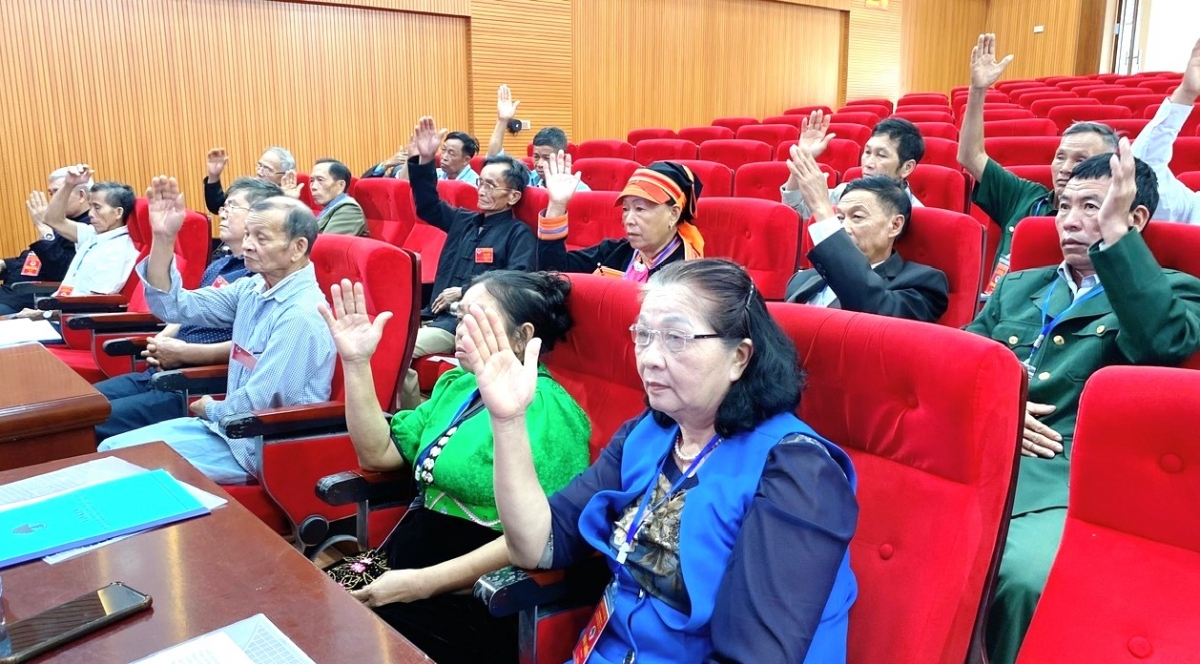 Các đại biểu biểu quyết bầu Ban Chấp hành Hội NCT huyện nhiệm kỳ 2021-2026