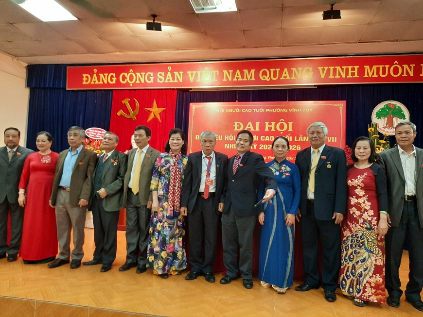 Ông Nam (thứ 6 phải sang) tại Đại hội Hội NCT phường Vĩnh Tuy.