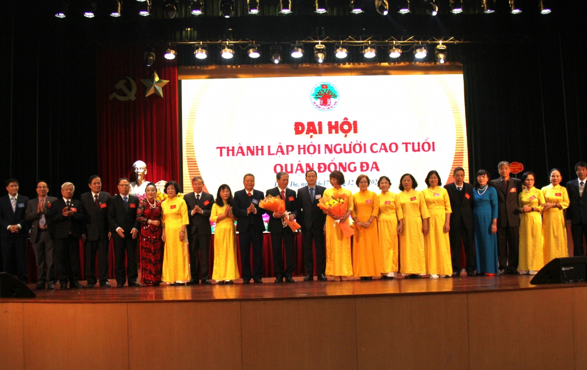 Lãnh đạo Hội NCT TP Hà Nội và lãnh đạo quận Đống Đa tặng hoa chúc mừng Ban Chấp hành Hội NCT quận