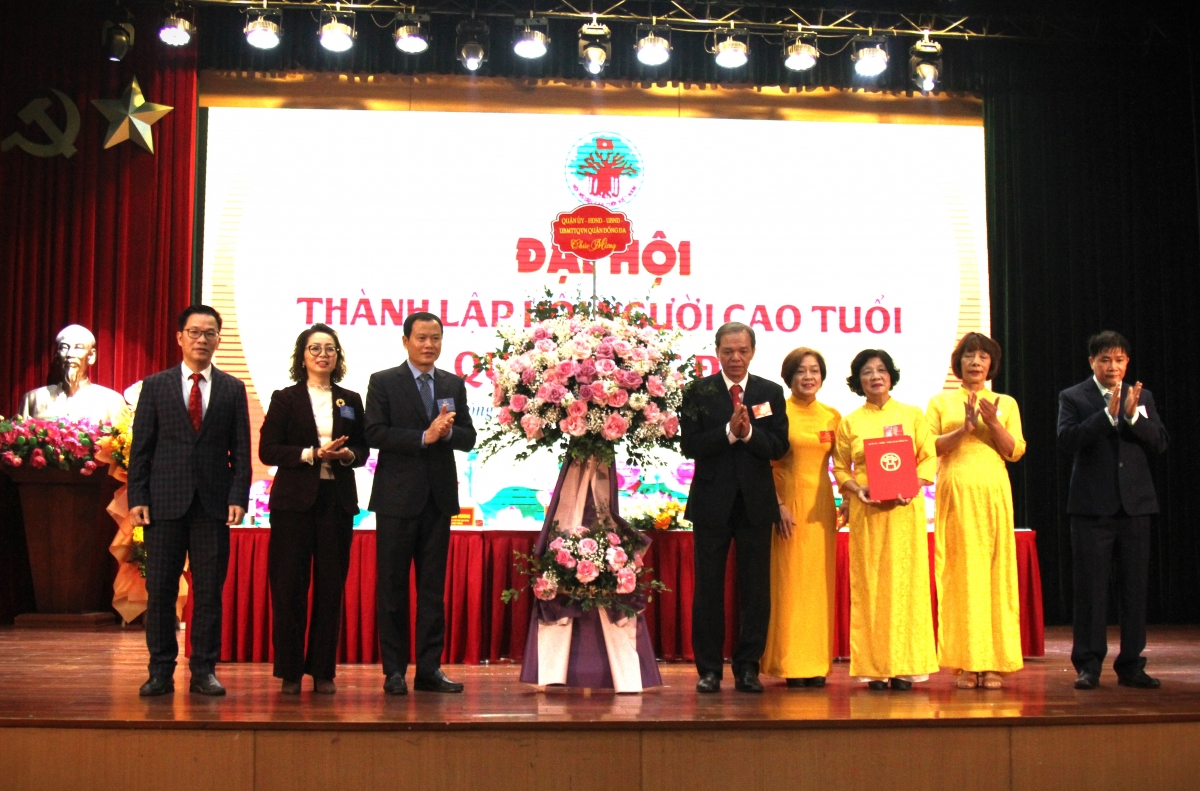 Lãnh đạo quận Đống Đa trao Quyết định thành lập Hội NCT quận và tặng hoa chúc mừng Đại hội