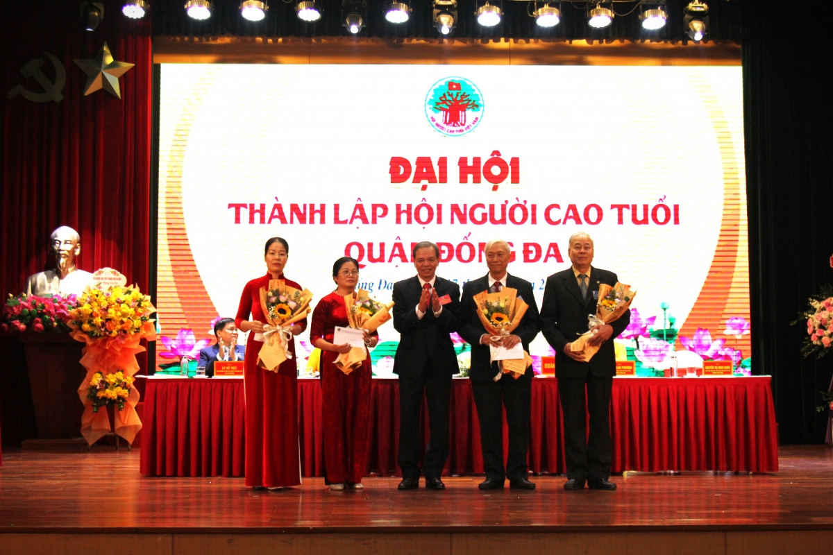 Tặng hoa tri ân lãnh đạo Hội qua các thời kì và các thành viên BĐD không tham gia Ban Chấp hành Hội NCT quận