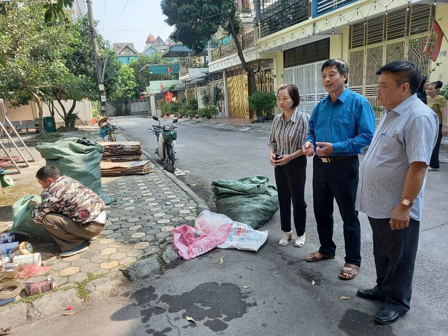 Người cao tuổi chung tay giữ gìn môi trường văn minh, sạch đẹp