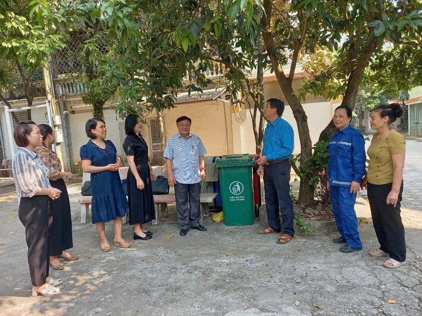 Người cao tuổi chung tay giữ gìn môi trường văn minh, sạch đẹp