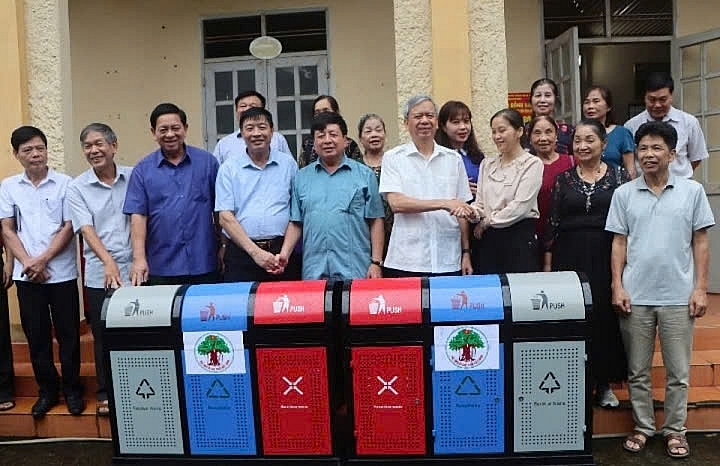 Người cao tuổi chung tay giữ gìn môi trường văn minh, sạch đẹp