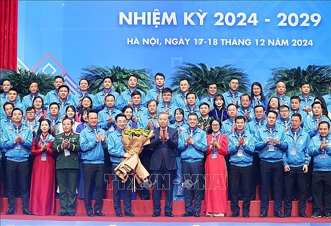 Tổng Bí thư Tô Lâm tặng hoa chúc mừng Ủy ban Trung ương Hội Liên hiệp Thanh niên Việt Nam khóa IX, nhiệm kỳ 2024 - 2029. Ảnh: Thống Nhất/TTXVN