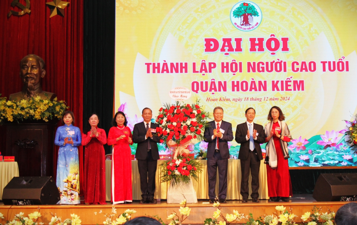 Lãnh đạo Hội NCT TP Hà Nội tặng hoa chúc mừng Đại hội