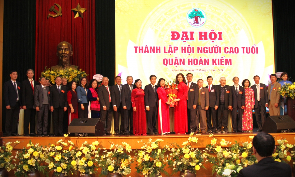 Lãnh đạo quận Hoàn Kiếm tặng hoa chúc mừng Ban Chấp hành Hội NCT quận