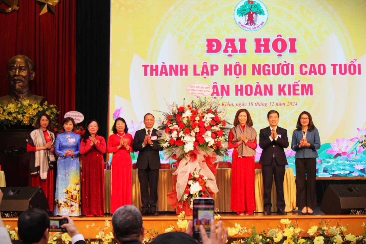 Lãnh đạo quận Hoàn Kiếm tặng hoa chúc mừng Đại hội