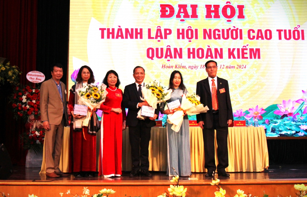 Tặng quà tri ân cán bộ Hội không tham gia Ban Chấp hành