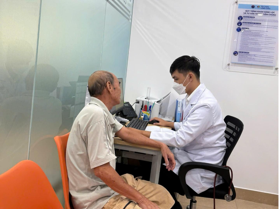 Hé lộ công nghệ thông minh mà FPT Long Châu đầu tư để đảm bảo chất lượng từng mũi vắc xin phòng bệnh