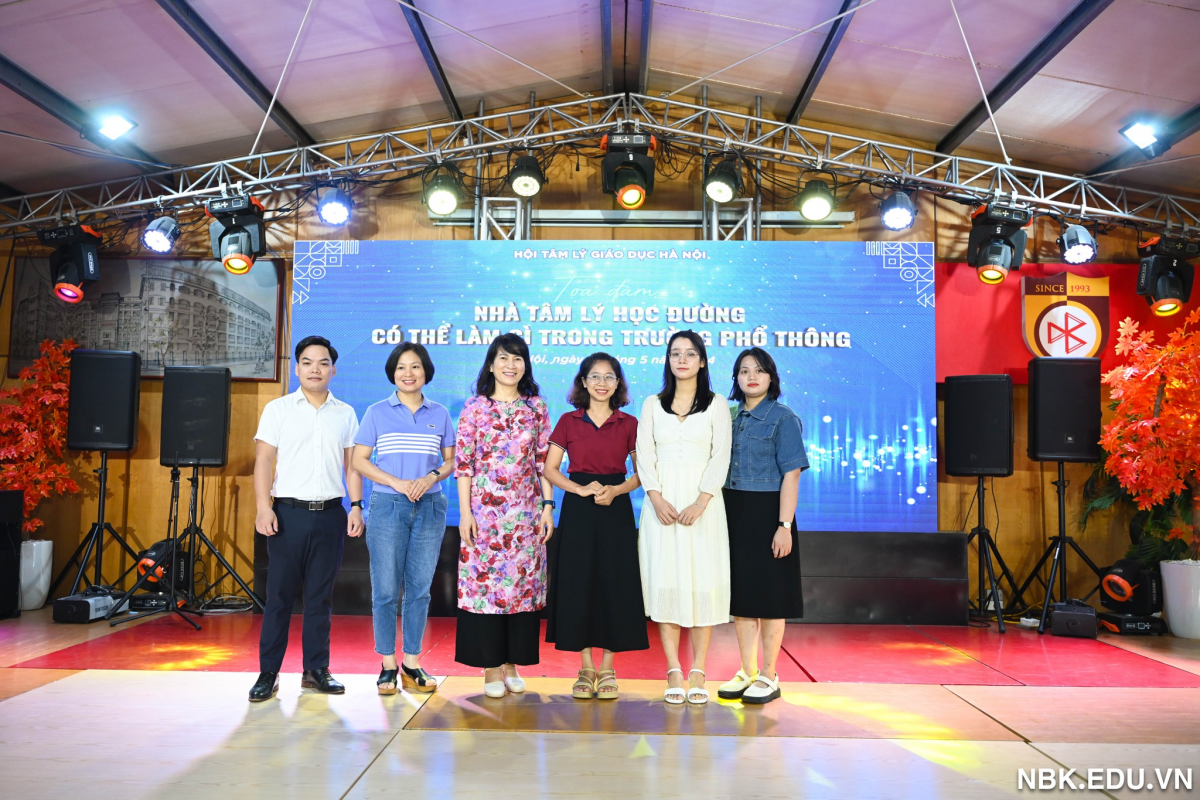 Cô Nga và các giáo viên trong một tọa đàm về tâm lý học đường. (Ảnh: Fanpage The NBK Schools)