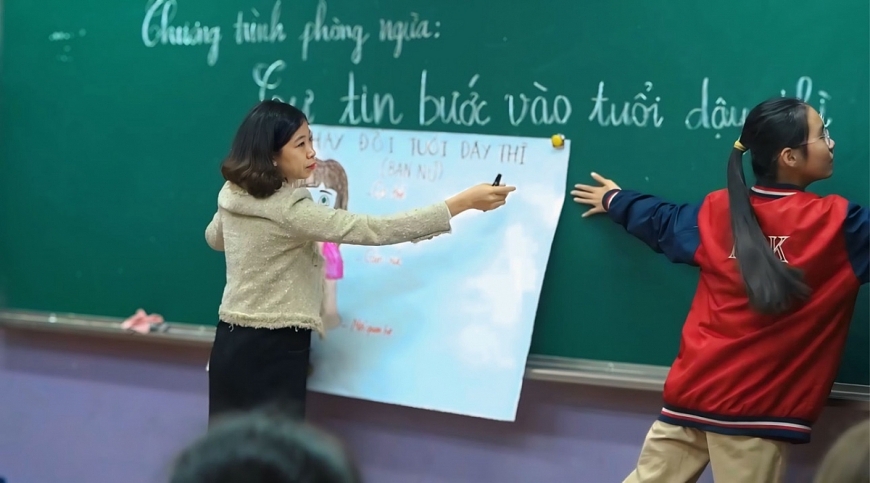 Cô Nga giảng dạy tiết học về tâm lý tuổi dậy thì cho học sinh THCS. (Ảnh: Nhân vật cung cấp)