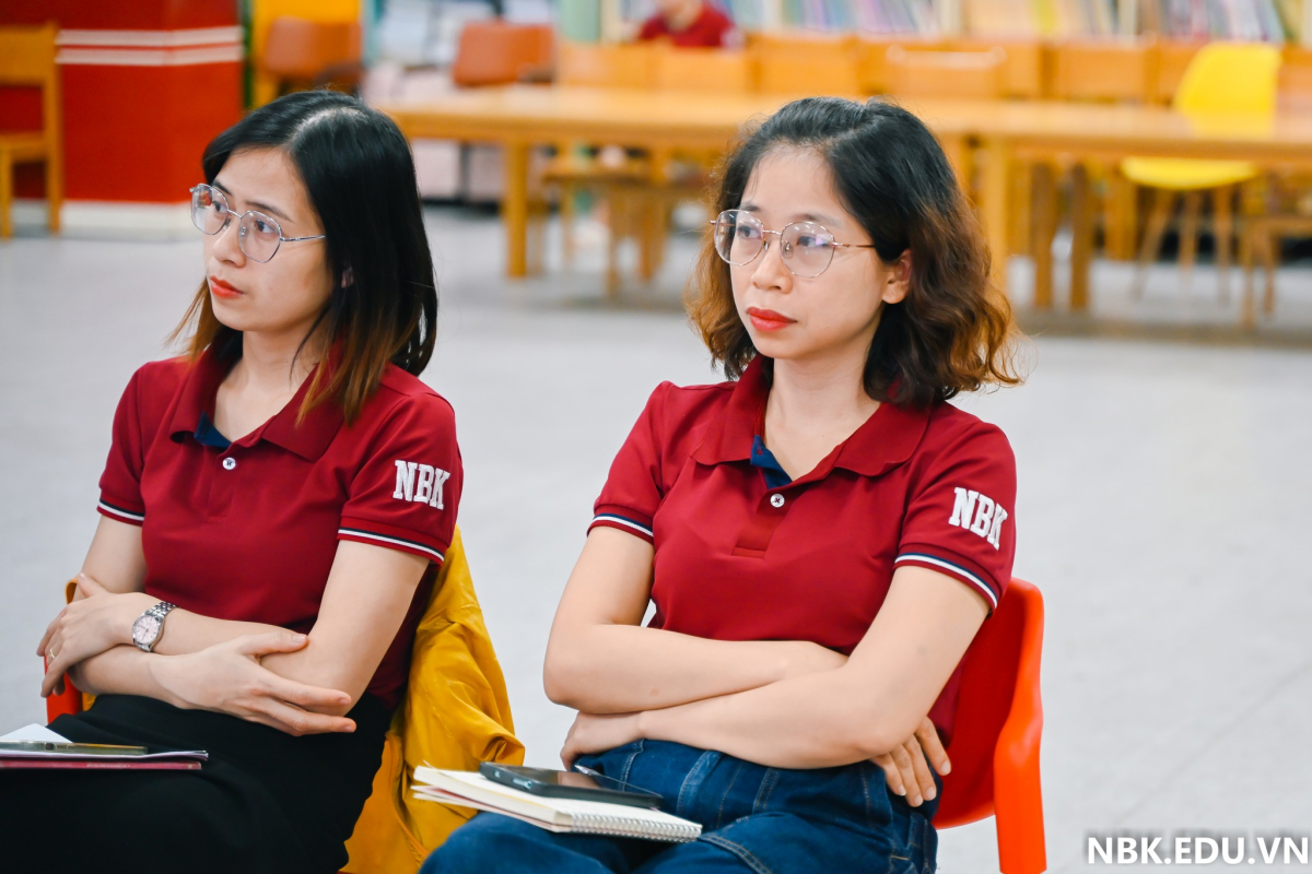 Cô Nga trong một buổi tập huấn chuyên môn.(Ảnh: Fanpage The NBK Schools)