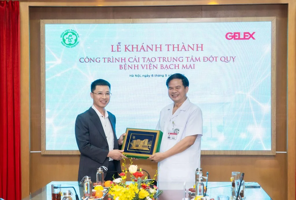 PGS.TS Đào Xuân Cơ – Giám đốc Bệnh viện Bạch Mai tặng quà lưu niệm cho Ông Nguyễn Trọng Hiền – Chủ tịch Tập đoàn GELEX.