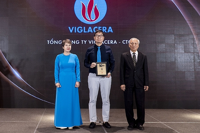 Đại diện Tổng công ty Viglacera – CTCP nhận giải thưởng “Top 50 Công ty kinh doanh hiệu quả nhất Việt Nam năm 2024″.