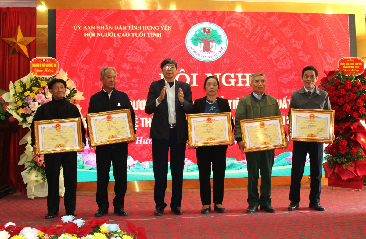 Trao Bằng khen của Chủ tịch UBND tỉnh cho các cá nhân tiêu biểu