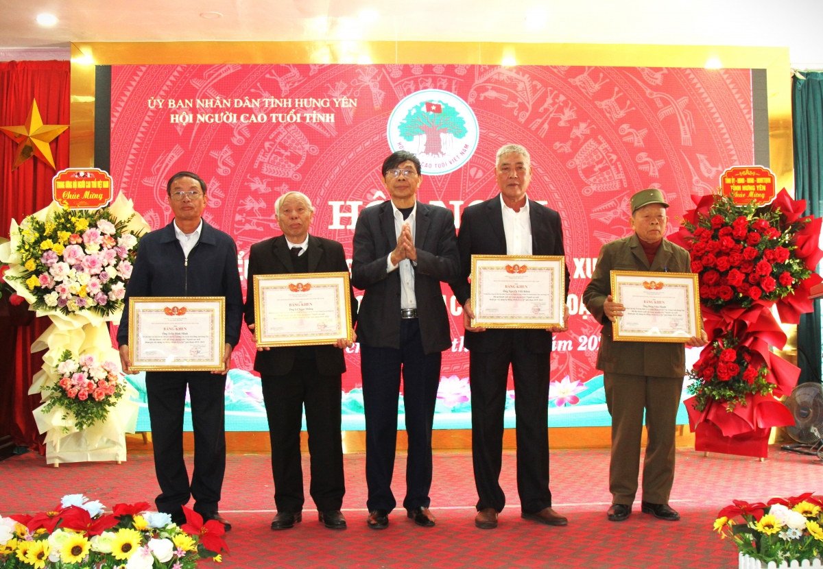 Trao Bằng khen của Trung ương Hội cho các cá nhân tiêu biểu