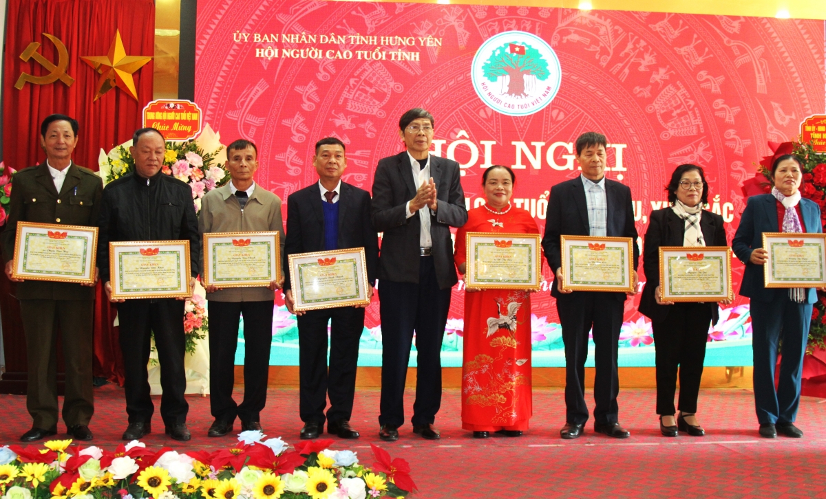 Trao Giấy khen của Hội NCT tỉnh cho các cá nhân tiêu biểu