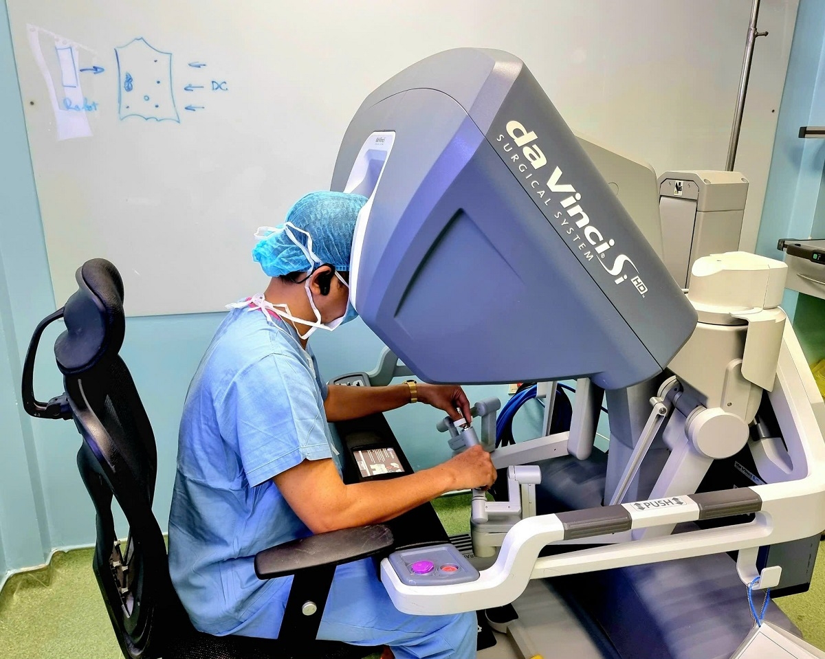 Phẫu thuật robot tạo hình cơ hoành trái cho người bệnh khó thở do nhão hoành