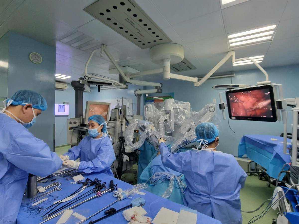 Phẫu thuật robot tạo hình cơ hoành trái cho người bệnh khó thở do nhão hoành