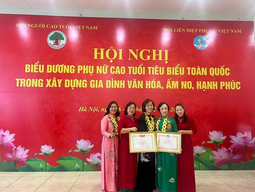 Bà Hoa tại Hội nghị biểu dương Phụ nữ cao tuổi tiêu biểu toàn quốc.