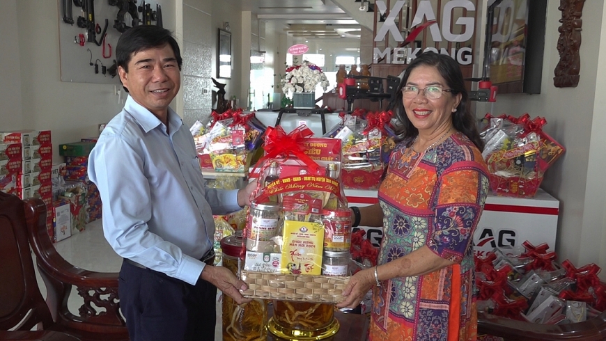 PCT UBND huyen TN tham tang qua chi Nguyen Hoang Hoa