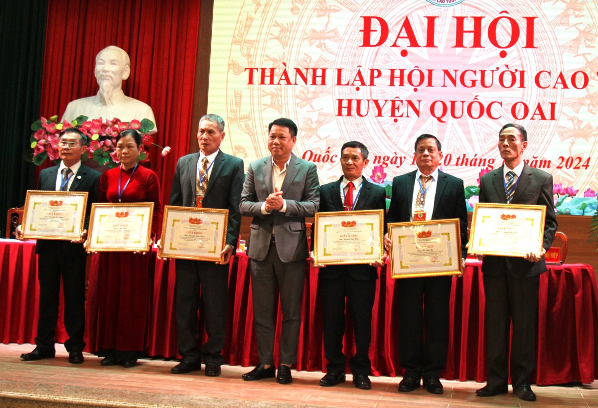 Trao Giấy khen của Chủ tịch UBND huyện Quốc Oai cho các cá nhân xuất sắc