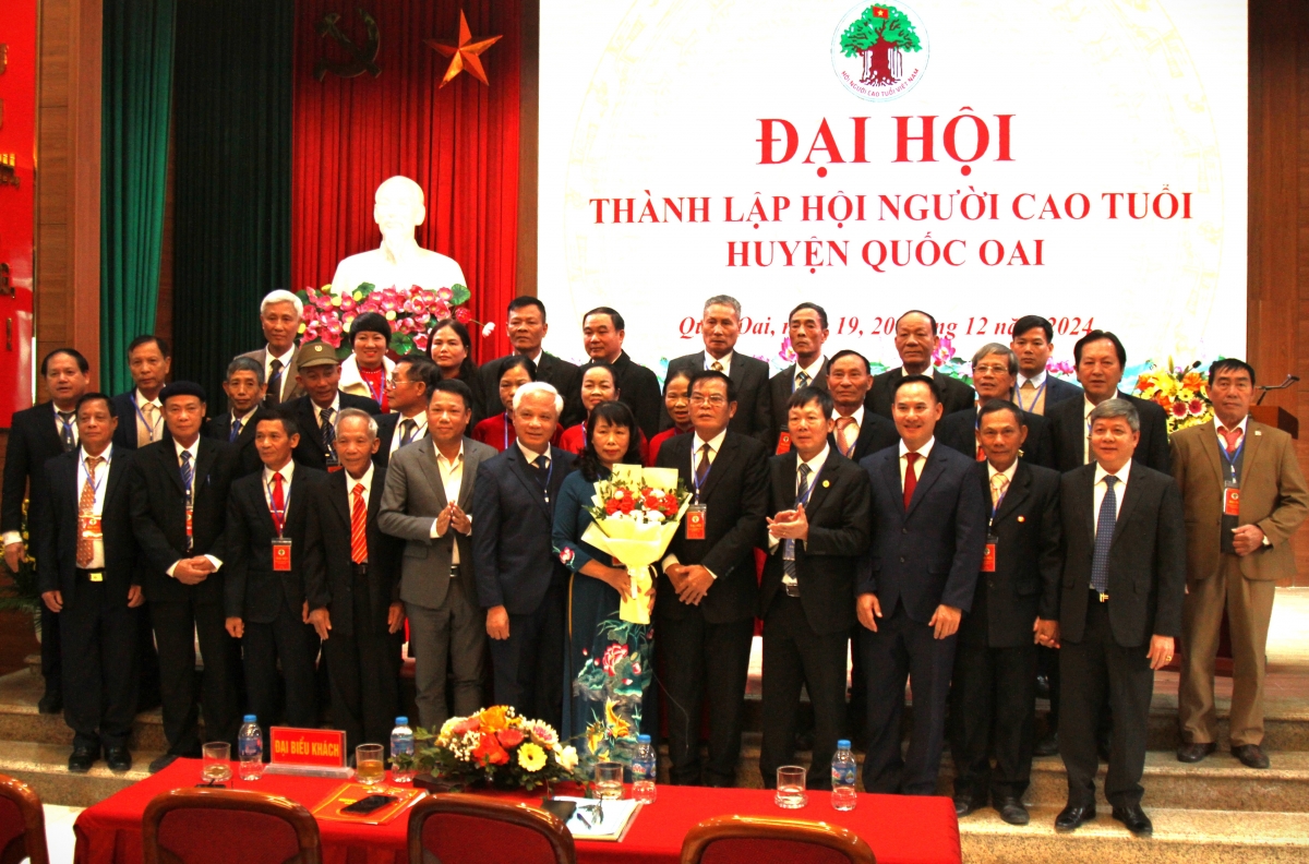 Lãnh đạo Hội NCT  TP Hà Nội và lãnh đạo huyện Quốc Oai tặng hoa chúc mừng Ban Chấp hành Hội NCT huyện