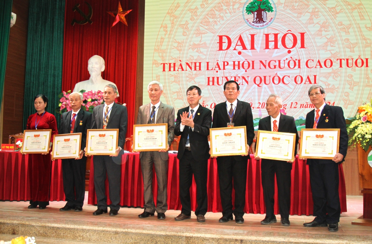 Trao Giấy khen của Chủ tịch UBND huyện cho các tập thể xuất sắc