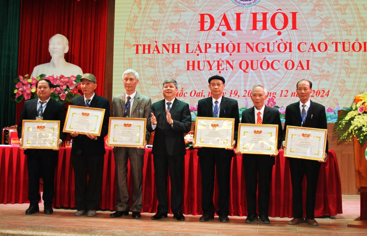 Trao Giấy khen của Chủ tịch UBND huyện Quốc Oai cho các cá nhân xuất sắc