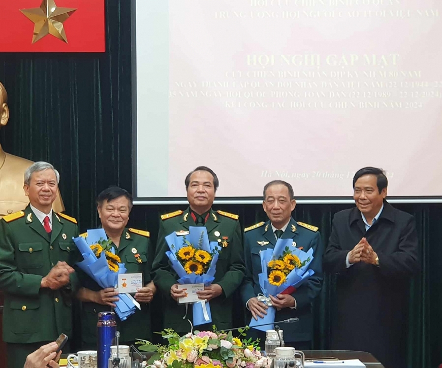 Trao Kỉ niệm chương CCB Việt Nam cho cán bộ, hội viên xuất sắc