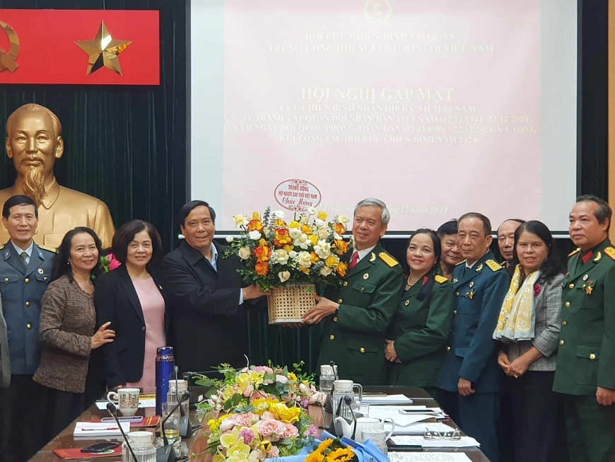 Chủ tịch Hội NCT Việt Nam Nguyễn Thanh Bình tặng hoa Hội CCB Cơ quan Trung ương Hội NCT Việt Nam.