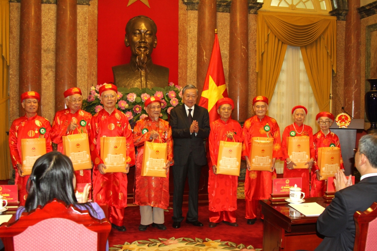 Chủ tịch nước Tô Lâm tặng quà NCT tiêu biểu của Thủ đô Hà Nội nhân Kỉ niệm Ngày Truyền thống NCT, Ngày NCT Việt Nam 6-6-2024
