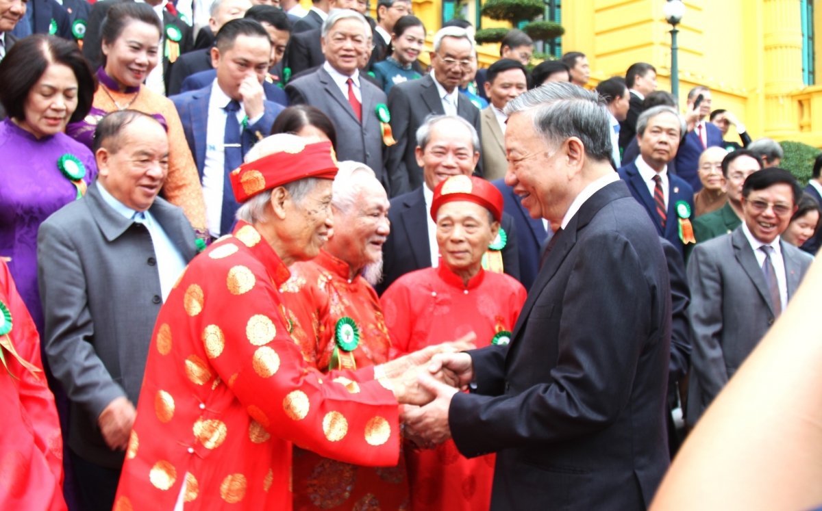 Chủ tịch nước Tô Lâm trò chuyện với NCT tiêu biểu của Thủ đô Hà Nội nhân Kỉ niệm Ngày Truyền thống NCT, Ngày NCT Việt Nam 6-6-2024