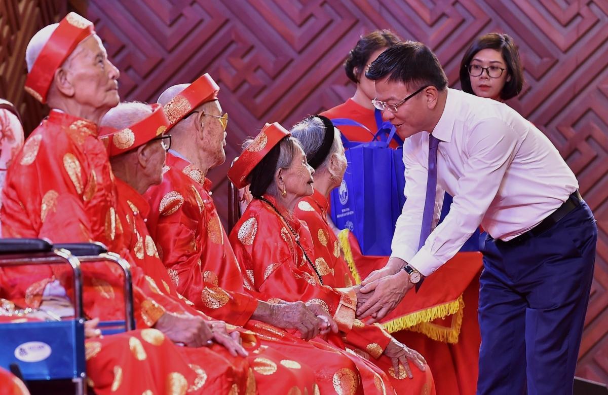 Phó Thủ tướng Chính phủ Lê Thành Long thăm hỏi, tặng quà các cụ tròn 100 tuổi