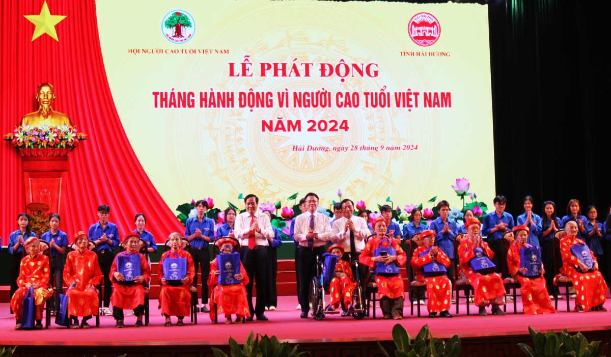 Phó Thủ tướng Lê Thành Long, Chủ tịch Hội NCT Việt Nam Nguyễn Thanh Bình và lãnh đạo tỉnh Hải Dương tặng quà các cụ tròn 100 tuổi của tỉnh Hải Dương