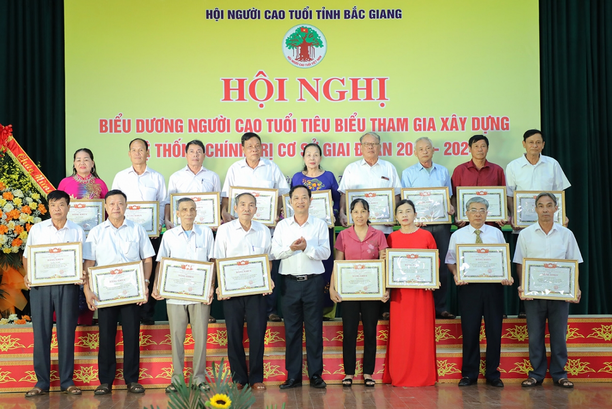 Ủy ban MTTQ tỉnh Bắc Giang khen thưởng các cá nhân tiêu biểu