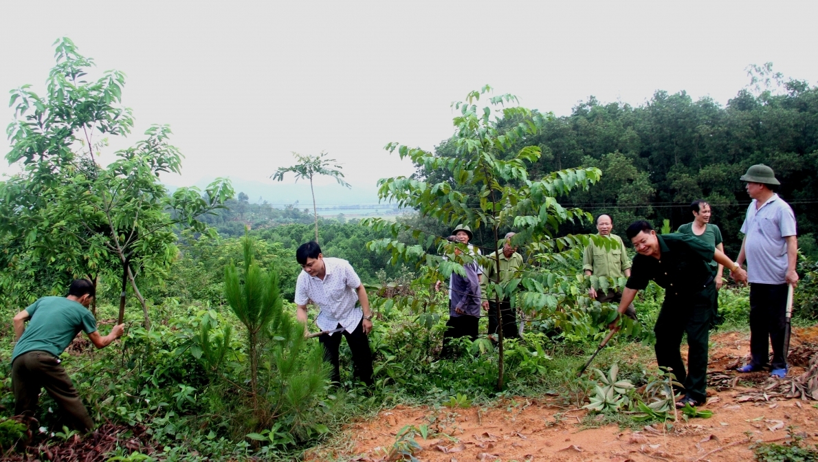 Lãnh đạo xã Dị Nậu và các thành viên CLB chăm sóc rừng cây mới trồng