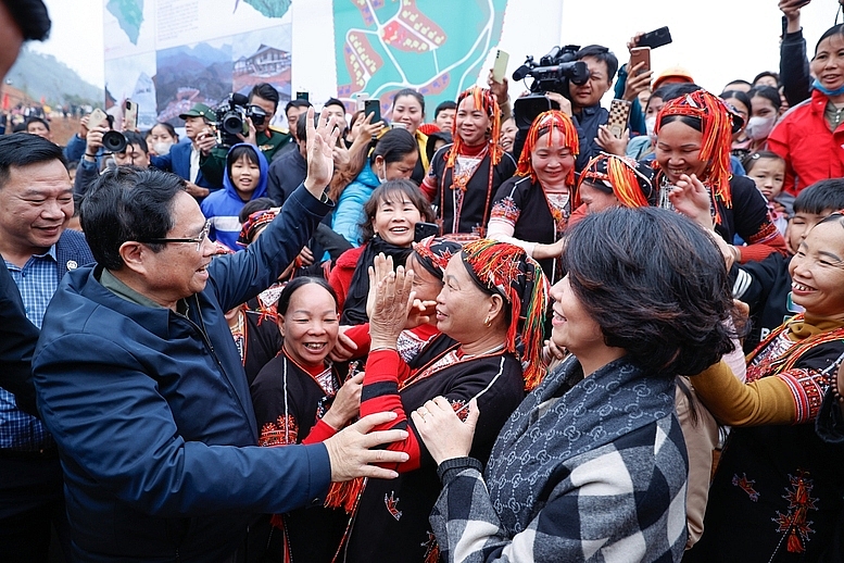 Thủ tướng chung vui cùng người dân tại dự án tái thiết thôn Làng Nủ - Ảnh: VGP/Nhật Bắc