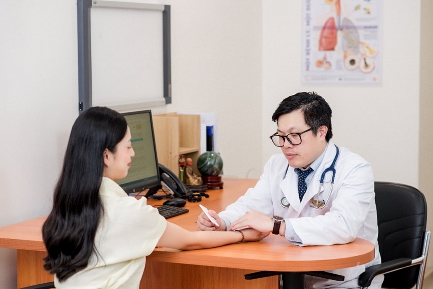 Bệnh nhân được bác sĩ đo lường trực tiếp và đánh giá kĩ điểm kiểm soát mề đay sau 4 tuần.