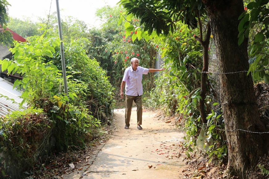 Ông Lê Mạnh Cường tại con ngõ tự tạo đi vào ngõ nhà mình sau khi bị hộ nhà bà Nga lấn chiếm.     2, 3. Hiện trạng mốc giới và cái giếng tự tạo của bà Nga trên đường đi xuống cánh đồng Chảu. 