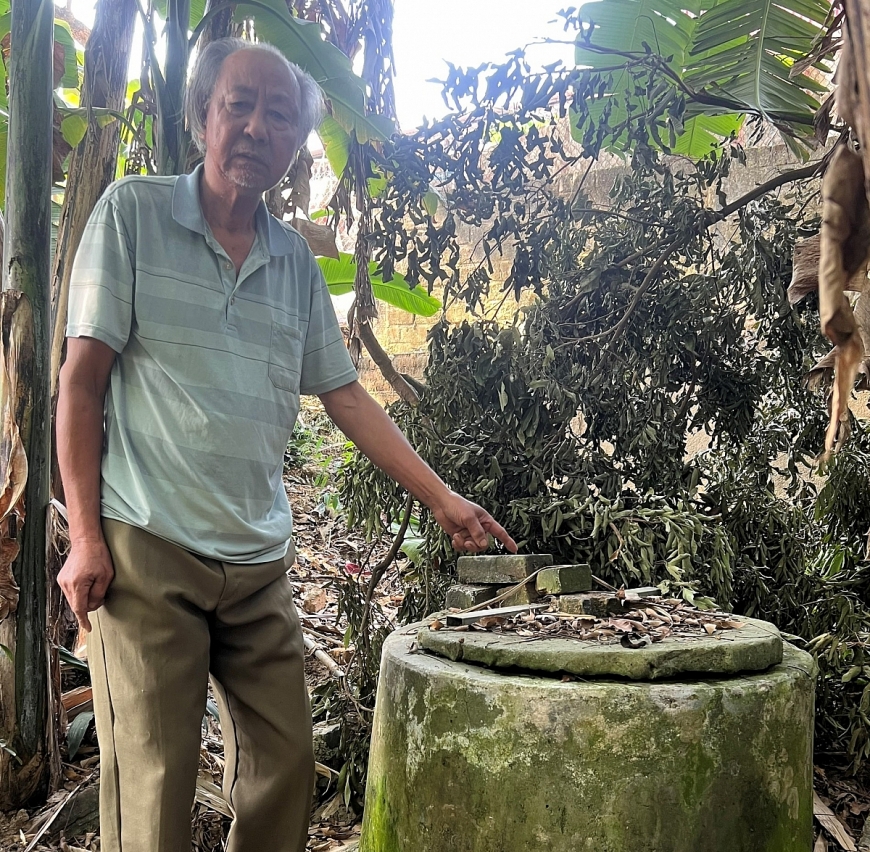 Hiện trạng mốc giới và cái giếng tự tạo của bà Nga trên đường đi xuống cánh đồng Chảu.