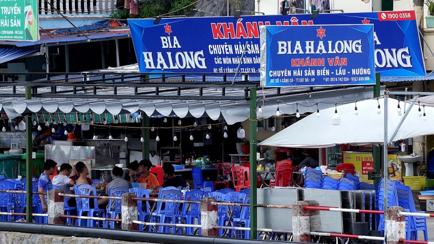 Dãy nhà hàng tạm đang hoạt động tại Cảng cá trung tâm đảo Cát Bà sẽ được giải tỏa để xây dựng công viên xanh tạo diện mạo mới cho hòn đảo