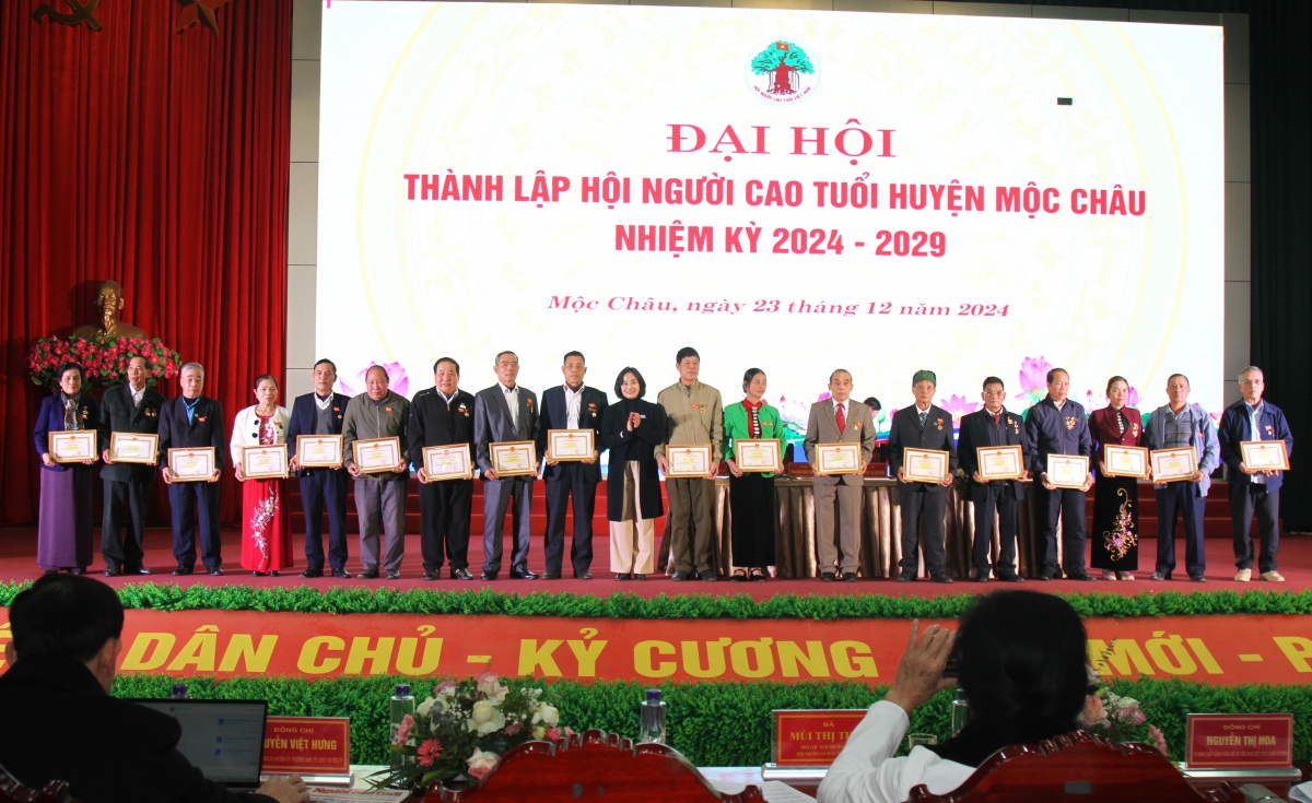 Bà Nguyễn Thị Hoa trao Giấy khen của Chủ tịch UBND huyện Mộc Châu cho các cá nhân xuất sắc