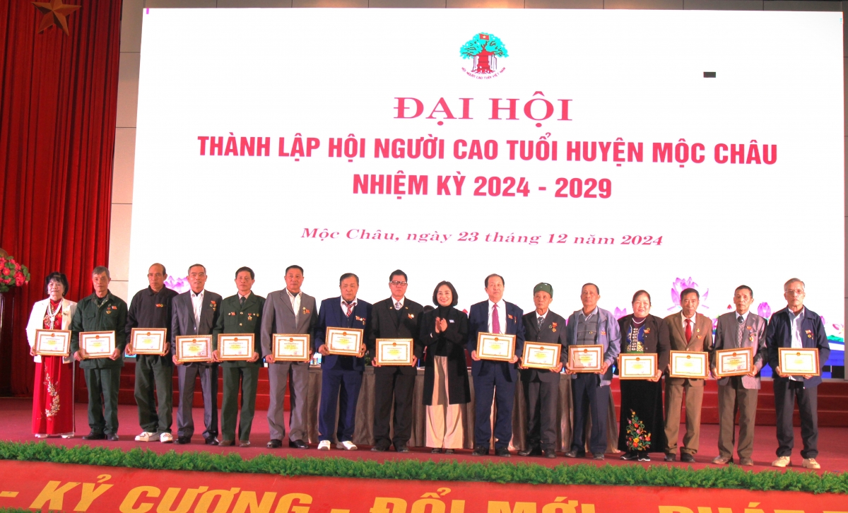 Tiếp tục đóng góp xứng đáng xây dựng quê hương đổi mới, phát triển nhanh, xanh, bền vững