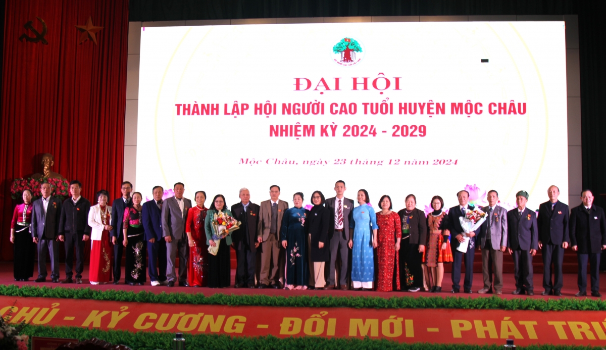 Lãnh đạo Hội NCT tỉnh Sơn La và huyện Mộc Châu tặng hoa chúc mừng Ban Chấp hành Hội NCT huyện