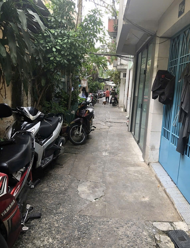 Hình ảnh tái diễn lấn chiếm hẻm cần được xử lí dứt điểm.