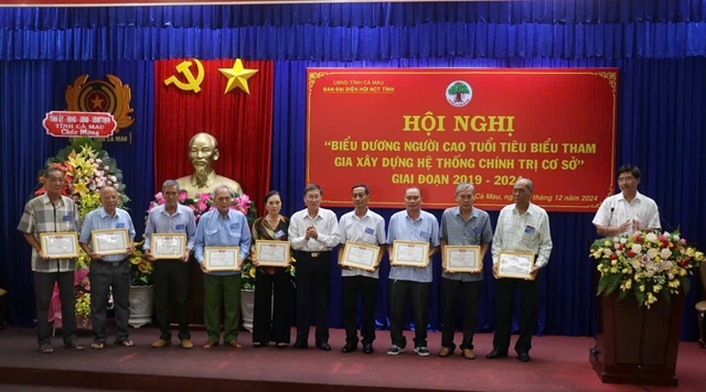 Ông Phạm Anh Tuấn, Trưởng BĐD Hội NCT tỉnh trao Giấy khen của BĐD Hội NCT tỉnh cho NCT tiêu biểu trong phong trào NCT tham gia xây dựng hệ thống chính trị cơ sở  đoạn 2019 - 2024.